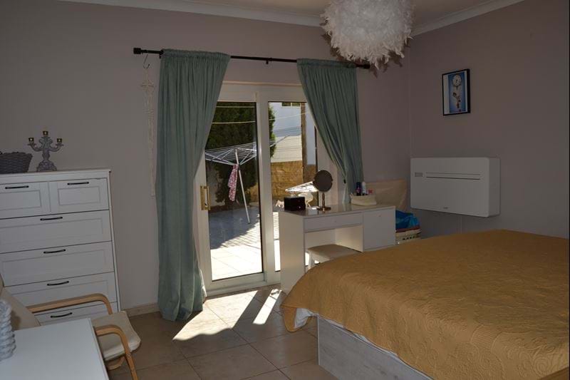 Villa de 3 chambres avec BBQ, jardin, garage, piscine d'eau salée et terrasses à Praia da Luz à vendre 