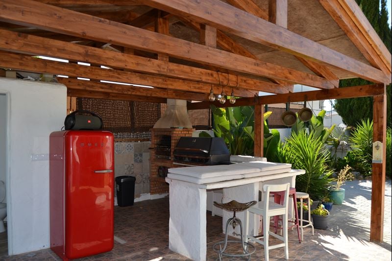 3 bedroom villa with BBQ, garden, garage, saltwater pool and terraces in Praia da Luz for sale