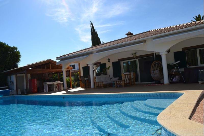 Villa de 3 chambres avec BBQ, jardin, garage, piscine d'eau salée et terrasses à Praia da Luz à vendre 