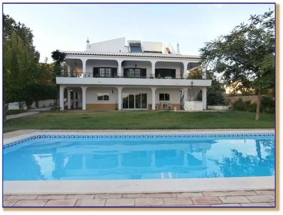Villa de 7 chambres située dans un bon emplacement, avec piscine.  Près des plages de Prainha et Praia do Vau.  Parfait pour une maison d'hôtes !