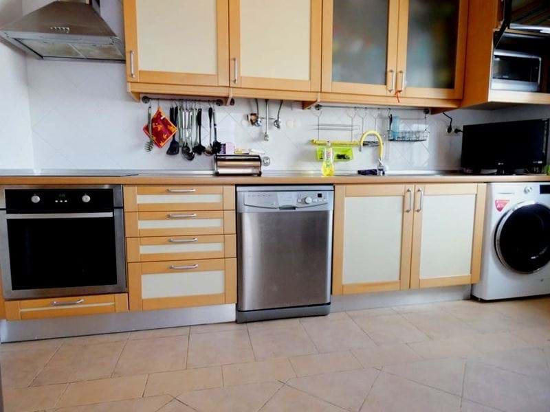 Spacious 2 bedrooms Apartment with parking space and private storage. Great views!