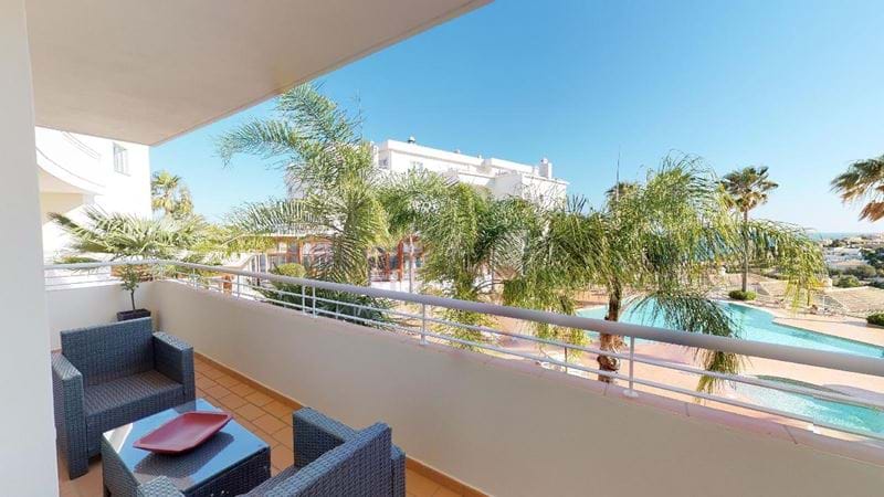 Apartamento T1 com piscina comum e bonitos jardins, perto da belíssima praia de Porto de Mós.