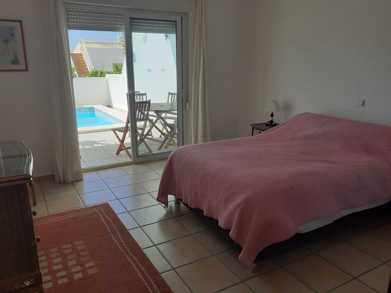 Semi-detached villa with 4 bedrooms, pool and sea views,  for sale in Praia da Luz! 