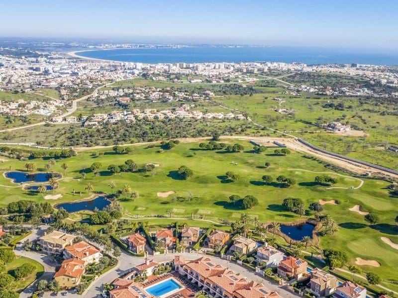 Moradia geminada nova, distribuída por 2 níveis, com piscina partilhada para venda em Lagos - Algarve 