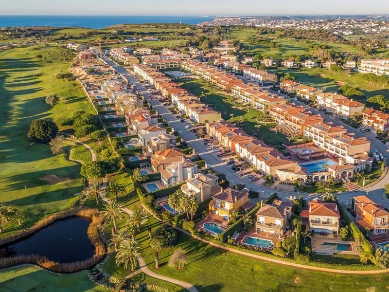 CASA TERRAÇADA - 3 quartos, 4 casas de banho, garagem, jardim e piscina partilhada inserida no Campo de Golf da Boavista para venda em Lagos - Algarve 
