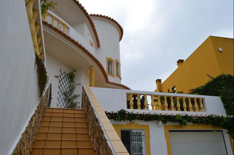 Belle, Unique & Exceptionnelle Villa de Style Traditionnel avec 3 chambres, garage, cave, piscine, jardin, dépôt d'eau & patios à vendre à Lagos - Algarve !