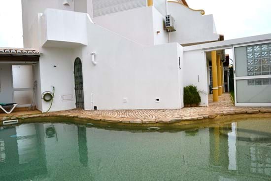 Bonita, única e excepcional Villa de estilo tradicional com 3 quartos, garagem, adega, piscina, jardim, depósito de água e pátios para venda em Lagos - Algarve!