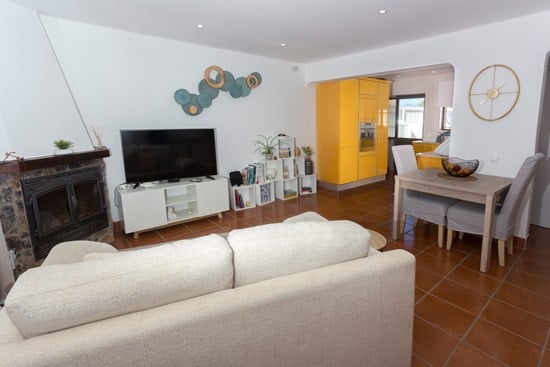 Villa jumelée de 3 chambres dans un endroit calme et bien placé, avec des vues ouvertes sur la mer - totalement rénovée ! A vendre à Lagos - Algarve 