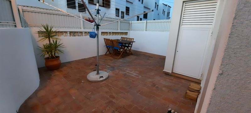 Moradia semi-geminada de 3 quartos num local calmo e bem posicionado, com vista sobre o mar - totalmente renovada!! Para venda em Lagos - Algarve