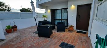 Moradia semi-geminada de 3 quartos num local calmo e bem posicionado, com vista sobre o mar - totalmente renovada!! Para venda em Lagos - Algarve