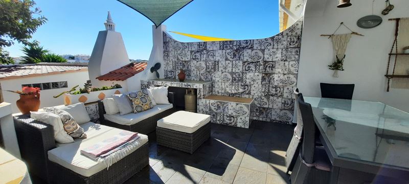 Villa de plain-pied ! Grande et spacieuse villa de 3 chambres dans un quartier résidentiel calme avec de belles vues sur la ville et la mer ! Rénové ! A vendre à Lagos - Algarve.
