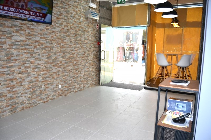 SHOP new and bright - intended for commerce / services.  Great business opportunity in the heart of Lagos city center for sale !