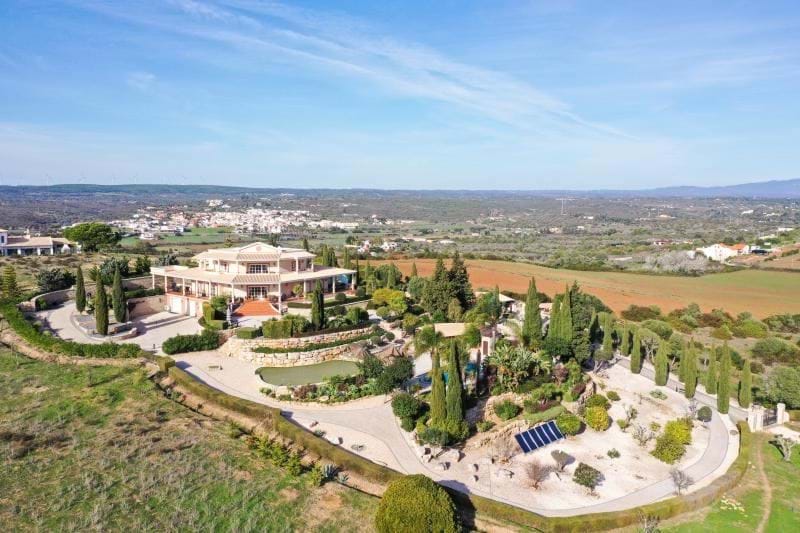 Superbe villa - 5 chambres, 5 salles de bain, vues panoramiques et sur la mer, salle de sport, barbecue, garage, salle de jeux, piscine chauffée, forage et jardin à vendre à Burgau - Algarve
