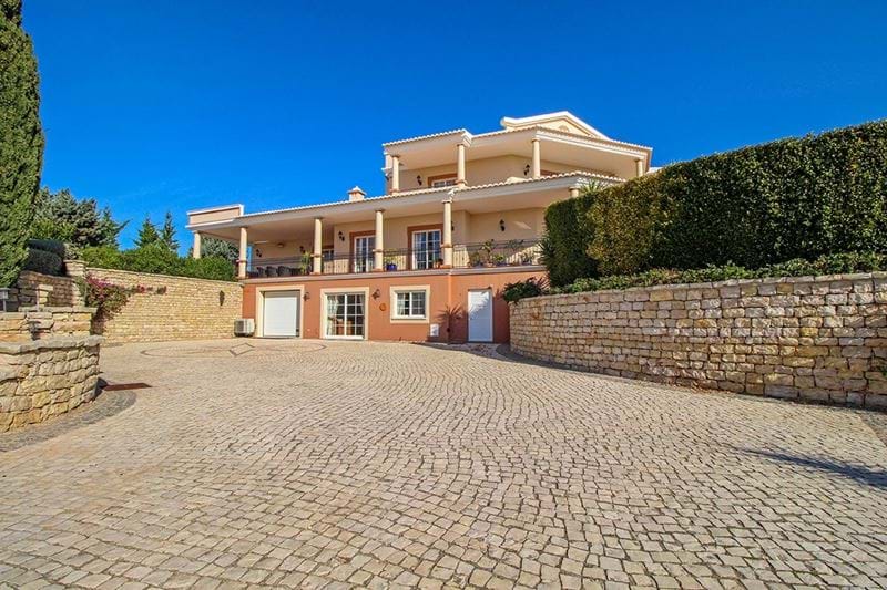 Impotent villa - 5 bedrooms, 5 bathrooms, sea and panoramic view, gym, BBQ, garage, games room, heating pool, bore hall and garden, for sale in Burgau - Algarve