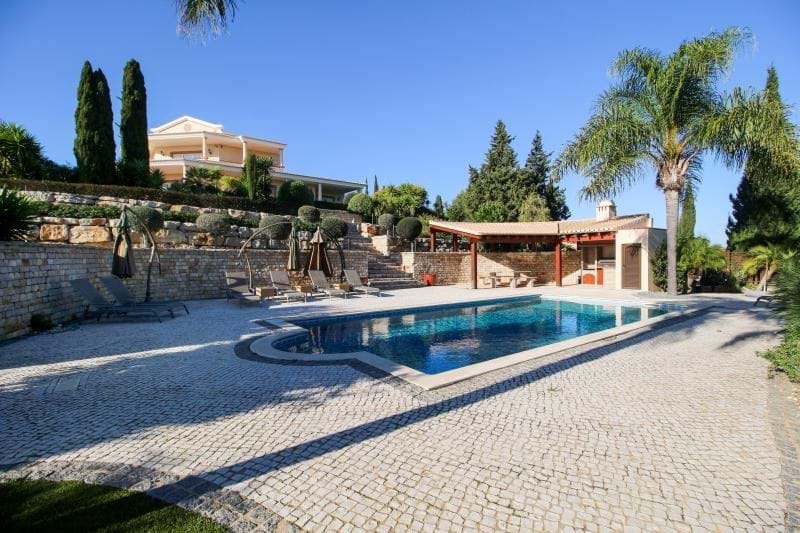 Impotent villa - 5 bedrooms, 5 bathrooms, sea and panoramic view, gym, BBQ, garage, games room, heating pool, bore hall and garden, for sale in Burgau - Algarve
