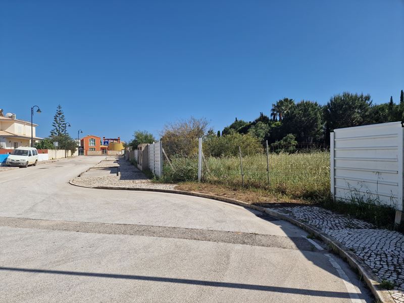 Terrain pour la construction de 1 villa de 2 étages et sous-sol, avec 2 places de parking et piscine à vendre à Ponta da Piedade - lagos - Algarve