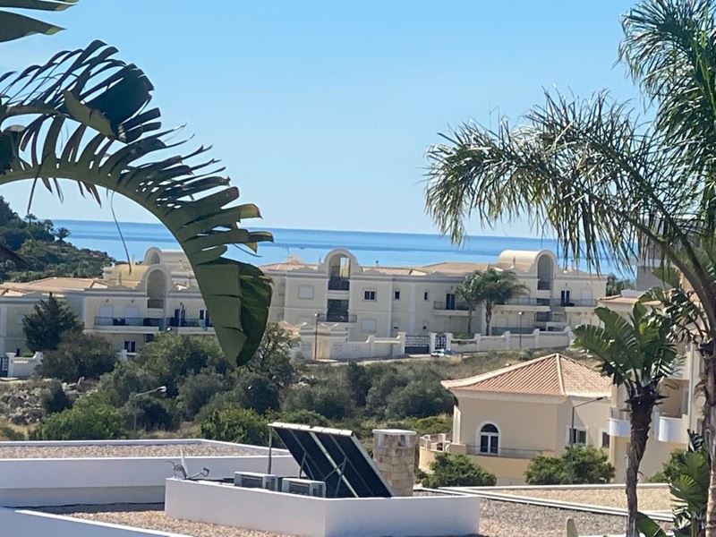 Spacieuse et lumineuse villa avec 4 chambres, 5 salles de bain, piscine, jardin, garage, panneaux solaires, près de la ville et de toutes les commodités à vendre à Lagos - Algarve 
