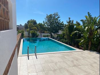 Spacieuse et lumineuse villa avec 4 chambres, 5 salles de bain, piscine, jardin, garage, panneaux solaires, près de la ville et de toutes les commodités à vendre à Lagos - Algarve 