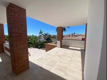 Spacious & bright VILLA with 4 bedrooms, 5 bathrooms, pool garden, garage, solar panels, close to town & all amenities for sale in Lagos - Algarve