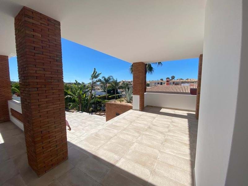 Spacious & bright VILLA with 4 bedrooms, 5 bathrooms, pool garden, garage, solar panels, close to town & all amenities for sale in Lagos - Algarve
