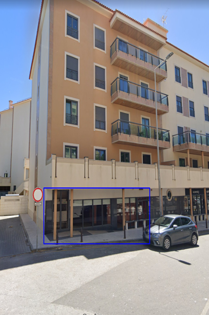 Shop for commerce, services and/or establishment of restoration, very well located in the upper part of the city and near the city centre! For sale in Lagos - Algarve!