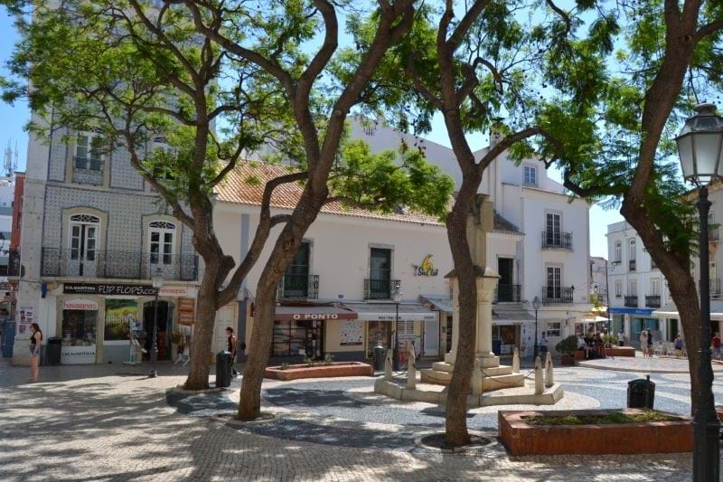 Building for sale w/ 5 separate commercial units, intended for Services and/or establishment ! Sold as a whole! Lagos - Algarve