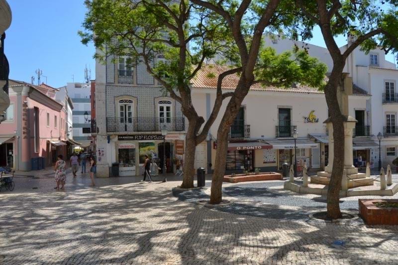 Building for sale w/ 5 separate commercial units, intended for Services and/or establishment ! Sold as a whole! Lagos - Algarve