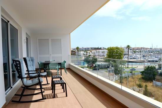 Luxuoso e espaçoso apartamento de 3 quartos com piscina, com vista aberta e panorâmica para a Marina e a cidade, num complexo privado! Para venda em Lagos - Algarve