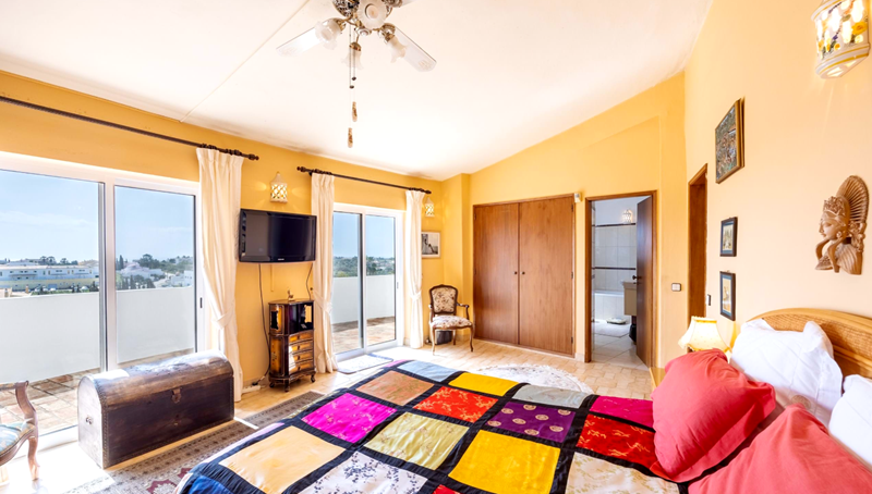 Spacious, renovated Villa with pool, garage and panoramic views for sale in Praia da Luz - Algarve!
