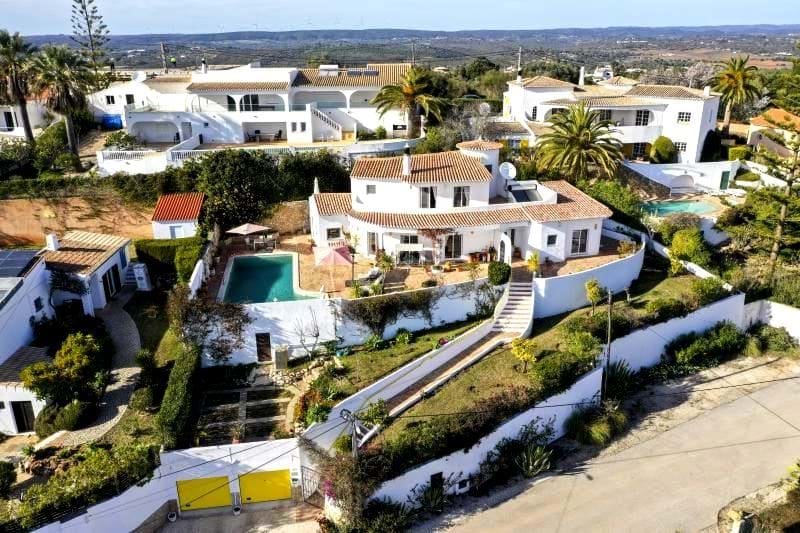 Spacious, renovated Villa with pool, garage and panoramic views for sale in Praia da Luz - Algarve!