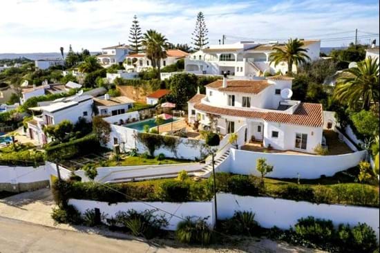 Spacieuse et rénovée villa avec piscine, garage et vues panoramiques à vendre à Praia da Luz - Algarve!