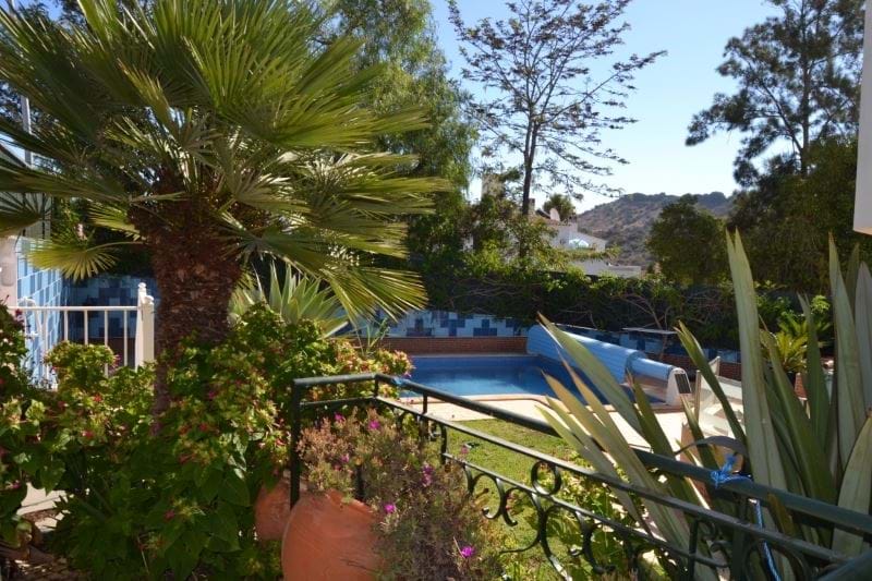 Unusual and rare apartment with private pool, 2 bedrooms, garden, barbecue within walking distance to the beach and all amenities located in Praia da Luz for sale! 