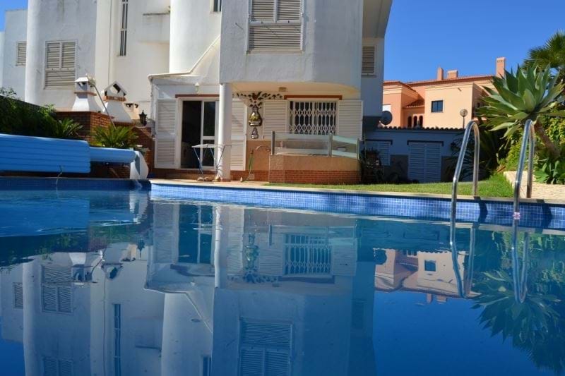 Appartement inhabituel et rare avec piscine privée, 2 chambres, jardin, BBQ à distance de marche de la plage et de toutes les commodités situé à Praia da Luz à vendre ! 
