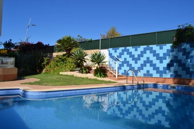 Appartement inhabituel et rare avec piscine privée, 2 chambres, jardin, BBQ à distance de marche de la plage et de toutes les commodités situé à Praia da Luz à vendre ! 