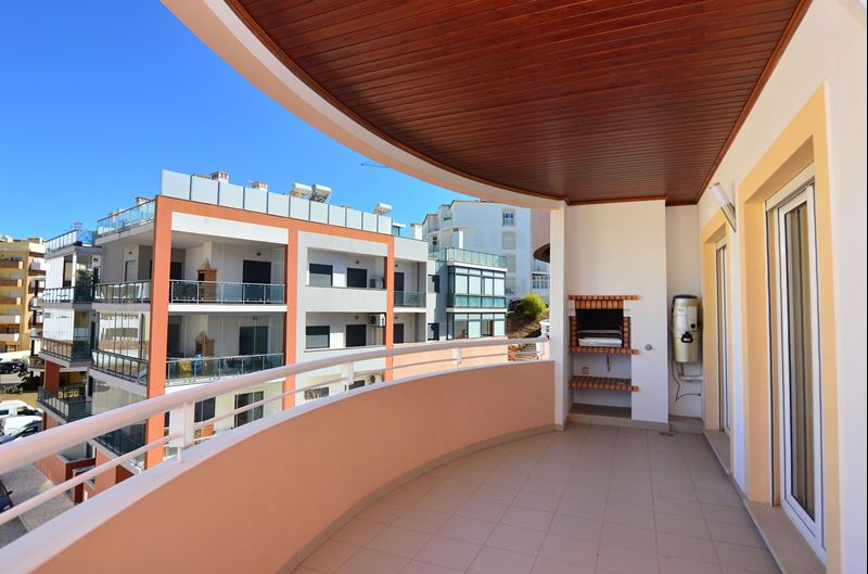 Great location! 3 bedroom apartment inserted in private condominium with pool and common gym for sale in Lagos - Algarve!