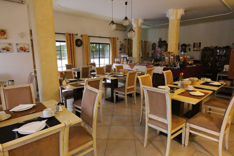 Great investiment! In privileged location near Porto de Mós beach.  Ample, Spacious and very well structured. Safe business!!