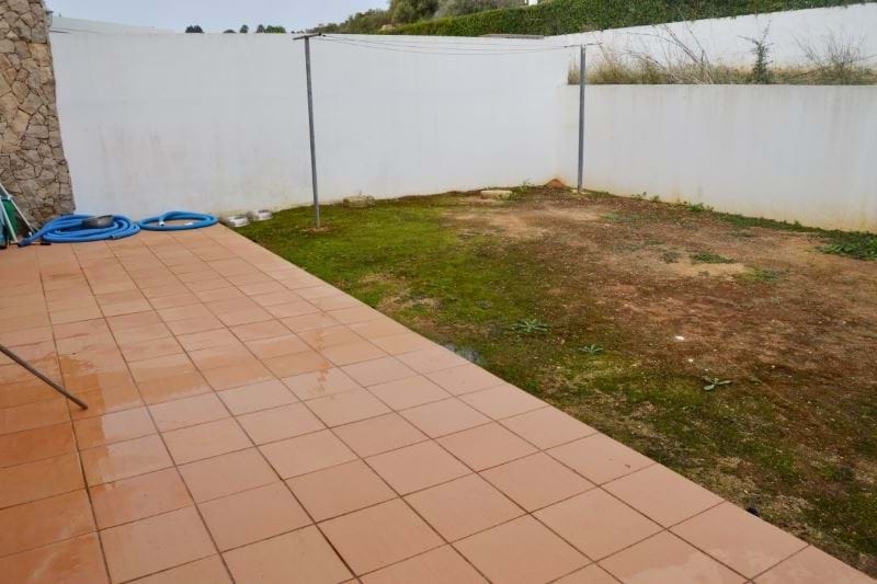 2-story semi-detached villa with garden, pool and garage. Central! For sale in Praia da Luz - Algarve!   