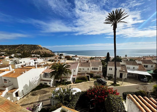 Townhouse with 3 bedrooms, 4 bathrooms, terraces, large basement and parking space, in the center of Praia da Luz!