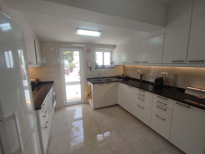 Townhouse with 3 bedrooms, 4 bathrooms, terraces, large basement and parking space, in the center of Praia da Luz!