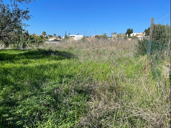 Land for commercial construction! Excellent opportunity close to all amenities and the village centre of Praia da Luz!