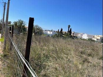 Land for commercial construction! Excellent opportunity close to all amenities and the village centre of Praia da Luz!
