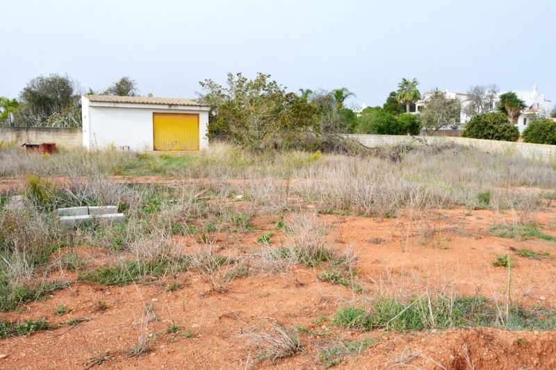 Plot highly recommended for building your dream house in a quiet area and within walking distance to the beach of Praia da Luz! 