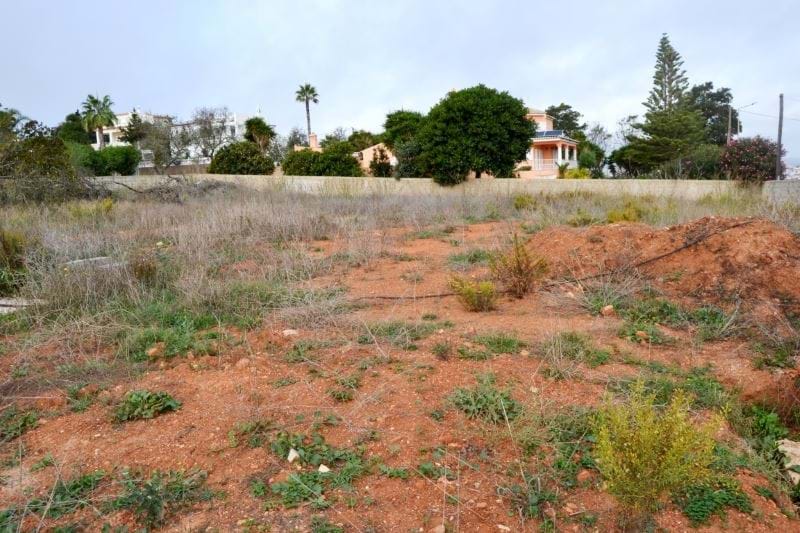 Plot highly recommended for building your dream house in a quiet area and within walking distance to the beach of Praia da Luz! 
