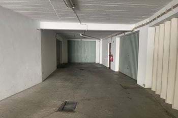 Huge Garage / warehouse with potential and very well located in Ameijeira - Lagos for sale! 