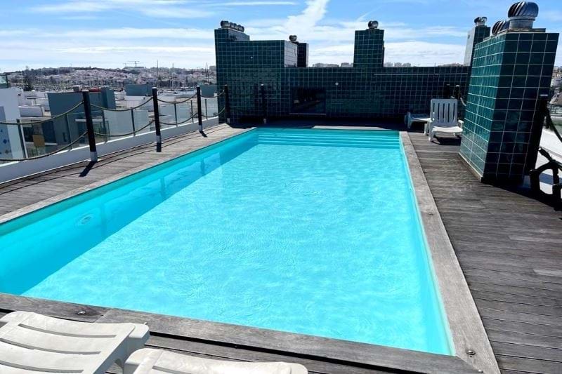 Distress sale!! Desired Location!! MEIA PRAIA!  Enormous and bright T3 apartment with pool and gym. Within walking distance to city center, Marina and beach!