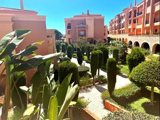 Good finishes - 2 beds, inserted in private condominium. Communal pool, gym & tennis. 2 minutes walk from the beach - Praia da Luz!! 