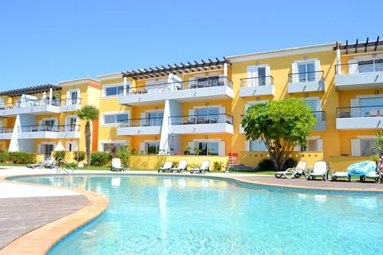 Luxuoso apartamento 1+1 quarto, inserido em condomínio privado com piscina, com vista para o mar e a ria. Para venda no Vale da Lama - Algarve!