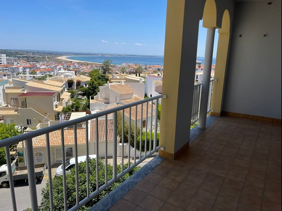 2 Bedrooms, 2 Bathrooms Apartment, with good areas and in good condition. With gorgeous sea and city views! Central!