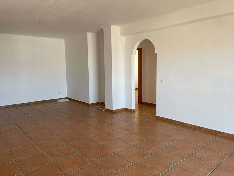 2 Bedrooms, 2 Bathrooms Apartment, with good areas and in good condition. With gorgeous sea and city views! Central!