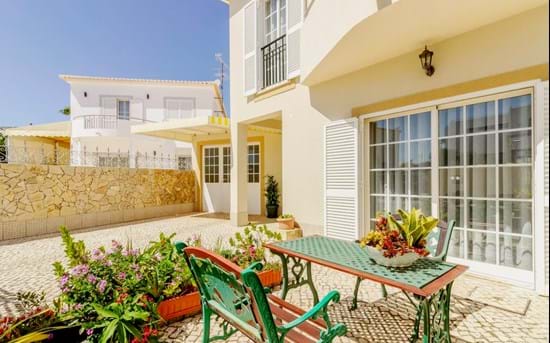Semi-detached villa of 2 floors, with 3 bedrooms, 3 bathrooms and garage, 5 minutes walk from Porto Mós Beach and the city center! For sale